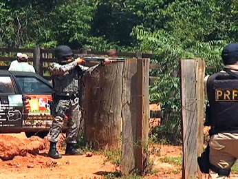 Confronto entre produtores e polícia em Maraiwatsede (Foto: Reprodução/TVCA)