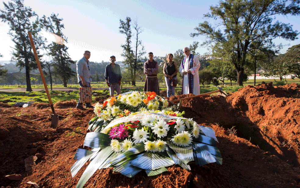 Corpo de carroceiro morto por PM foi enterrado nesta sexta (14) (Foto: TIAGO QUEIROZ/ESTADÃO CONTEÚDO)