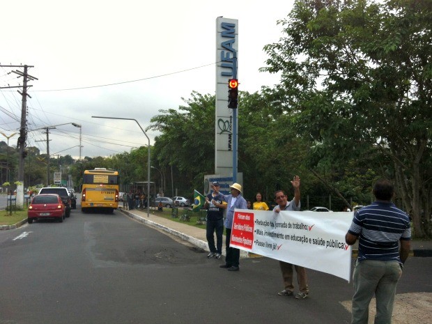 Manifestantes fecham entrada da Ufam, em Manaus (Foto: Girlene Medeiros /G1 AM)