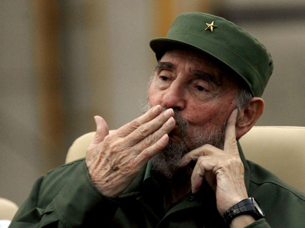 Fidel Castro manda beijo para o público ao discursar nesta terça-feira (28) em Havana. (Foto: AP)