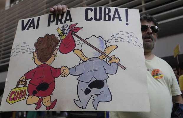 Manifestante segura cartaz durante manifestação na Avenida Paulista, em São Paulo (Foto: Nelson Antoine/AP)