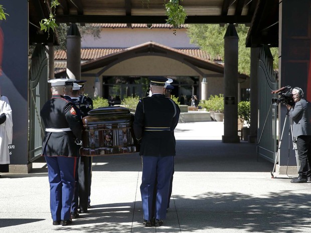 Caixão com o corpo da ex-primeira-dama Nancy Reagan é carregado até Museu Presidencial Ronald Reagan nesta quarta-feira (9) (Foto:  REUTERS/Jae C. Hong/Pool)