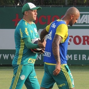 Papo com Eduardo e movimentação: Felipe Melo em campo no Palmeiras