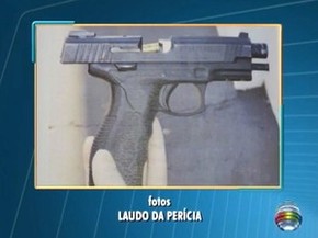 Foto em laudo mostra arma do policial com projétil preso (Foto: Reprodução/TV Fronteira)