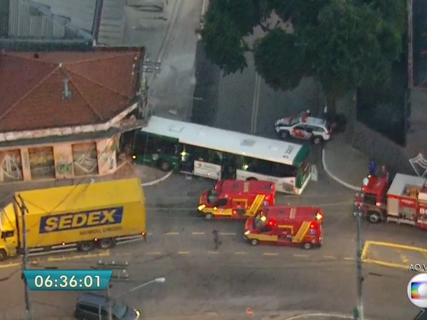 Ônibus colidiu com loja na Rua Vergueiro, na altura do Sacomã, na manhã desta quinta-feira (16) (Foto: Reprodução/TV Globo)