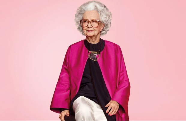 Marjorie Bo Gilbert é a primeira mulher de 100 anos a aparecer em um anúncio de moda nas páginas da revista Vogue  (Foto: Divulgação)