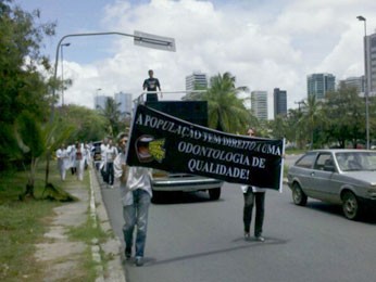 Dentistas protestam no Recife. (Foto: Kety Marinho / TV Globo)