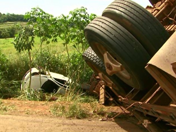 Carros caíram em barranco, às margens da PR-218 (Foto: RPC/Reprodução)