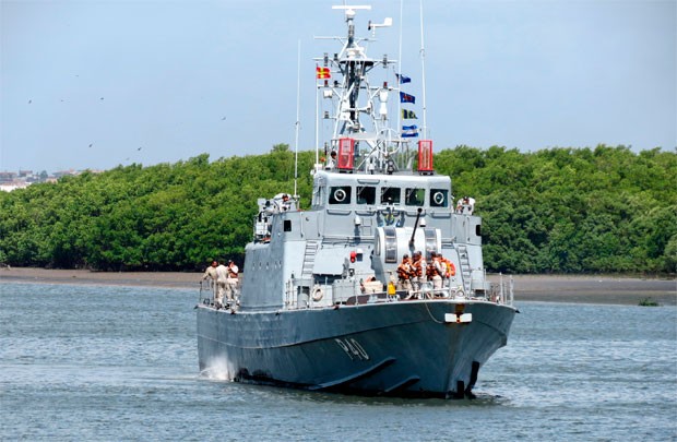 Navio-patrulha Grajaú acompanha barco até a ilha (Foto: Divulgação/Marinha do Brasil)
