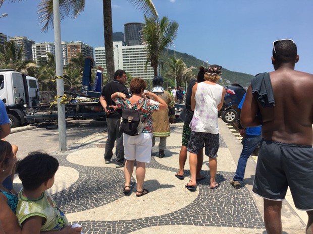 Carro do filho de Marcelo Novaes cai nas areias da praia de São Conrado  (Foto: EGO)