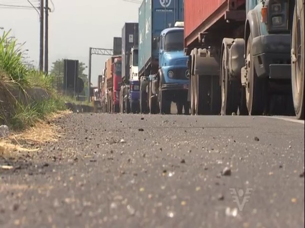 Trânsito de caminhões pode aumentar em março (Foto: Reprodução/TV Tribuna)