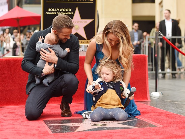 Ryan Reynolds e Blake Lively com as filhas em Los Angeles, nos Estados Unidos (Foto: Matt Winkelmeyer/ Getty Images/ AFP)