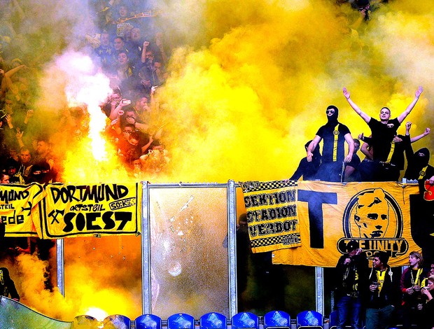 torcida Borussia Dortmund jogo Schalke (Foto: AP)