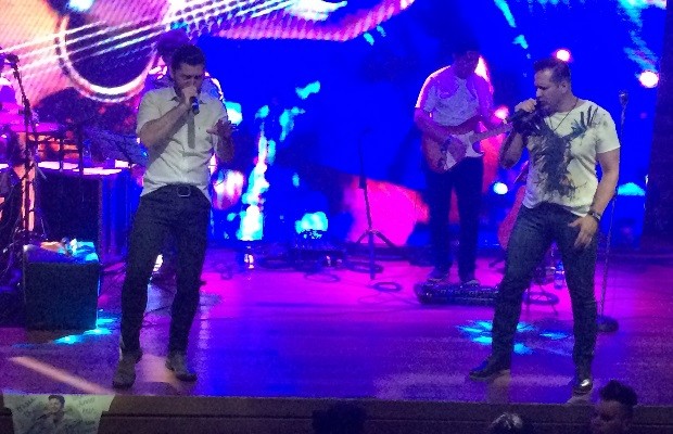 Gabriel e Rafael homenagearam Cristiano Araújo durante show em Goiânia Goiás (Foto: Vanessa Martins/G1) Gabriel e Rafael homenagearam Cristiano Araújo durante show em Goiânia Goiás (Foto: Vanessa Martins/G1)