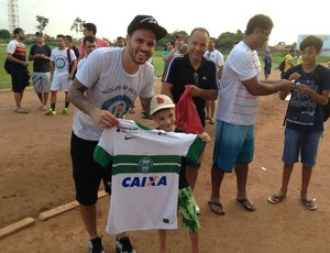 Silvinho sorteou camisas ao final do jogo beneficente em Guajará-Mirim (Foto: Júnior Freitas / GloboEsporte.com/ro)