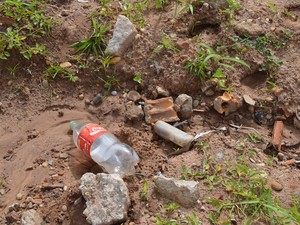 Material hospitalar foi encontrado em terreno baldio por crianças (Foto: Fernanda Bonilha/G1)