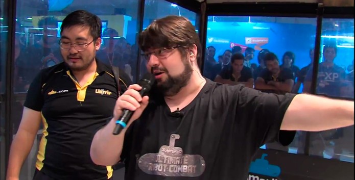 Jovem Nerd narrando a batalha ao vivo para os presentes e também via streaming (Foto: Reprodução/Streaming) Jovem Nerd narrando a batalha ao vivo para os presentes e também via streaming (Foto: Reprodução/Streaming)