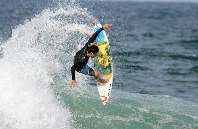 Gabriel Medina treina surfe nesta quarta-feira no Postinho (Foto: André Durão)