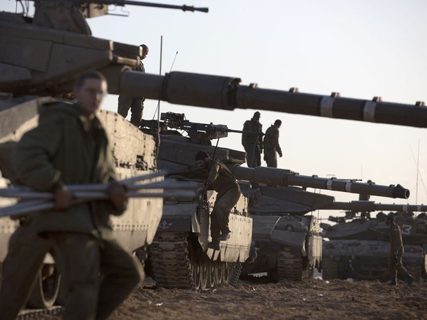 18 de novembro - Soldados israelenses preparam tanques em area do exército perto da fronteira com a faixa de Gaza   (Foto: Menahem Kahana/AFP)