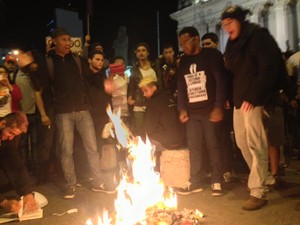 Manifestantes atearam fogo na Constituição em manifestação no Centro (Foto: Isabela Marinho/G1)