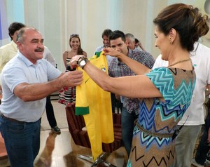 Fátima recebe camisa da Seleção Brasileira de presente (Foto: Encontro com Fátima Bernardes/TV Globo) Fátima recebe camisa da Seleção Brasileira de presente (Foto: Encontro com Fátima Bernardes/TV Globo)