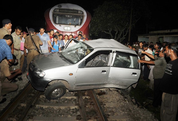 Quatro pessoas morreram em acidente entre carro e trem na Índia. (Foto: Diptendu Dutta/AFP)