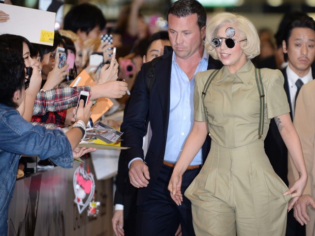 Lady Gaga é recepcionada por fãs em aeroporto de Tóquio, no Japão (Foto: Toru Yamanaka/ AFP)