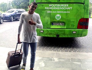 Luiz Gustavo chegando ao Wolfsburg (Foto: Divulgação / Site Oficial do Wolfsburg)