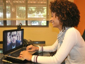 Priscila conversa com o namorado Cleiton pela internet (Foto: Helder Rafael/G1 MS)