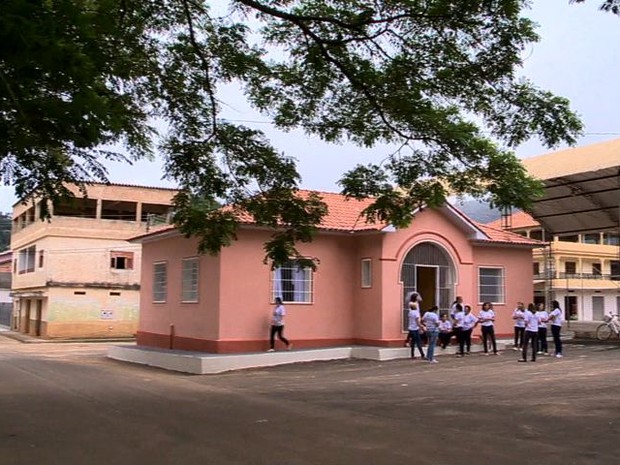 Casa rosa onde mulheres se reúnem para produzir (Foto: Reprodução/ TV Gazeta)