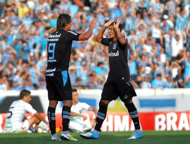Moreno vibra com Leandro em vitória sobre o Figueira (Foto: Lucas Uebel/Grêmio FBPA)