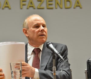 O ministro da Fazenda, Guido Mantega, divulga o superávit primário registrado pelo governo em 2013 (Foto: Elza Fiúza/Agência Brasil)