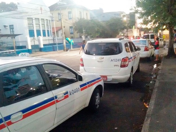 Fila de táxi no Campo da Pólvora, em Salvador (Foto: Alan Tiago Alves/G1)