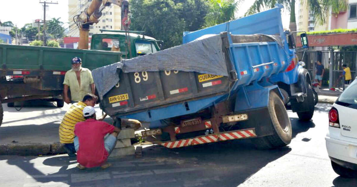 G Caminh O Cai Em Bueiro Aberto E Fica Atolado Na Regi O Central De