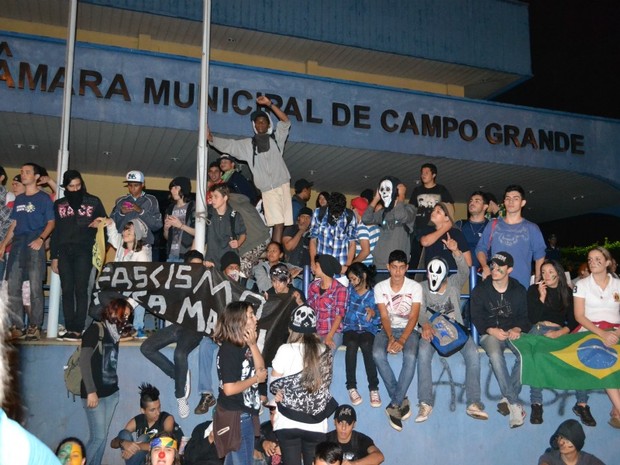 Manifestantes protestam em frente ao prédio da Câmara Municipal de Campo Grande (Foto: Fabiano Arruda/G1 MS)