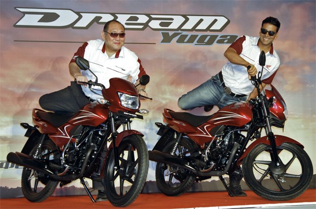 A Honda lançou nesta terça-feira (15) na Índia a moto de 110 cc Dream Yuga. Voltada para o segmento popular, a motocicleta custa a partir de 44.642 rúpias no mercado indiano, o equivalente a R$ 1.642,83. O evento aconteceu em Gurgaon, perto de Nova Déli, e contou com a presença do presidente da Honda Índia, Keita Muramatsu (esquerda), e do ator de Bollywood Akshay Kumar.  (Foto: B Mathur/Reuters)