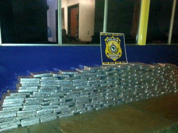 Policiais rodoviários federais vistoriaram o carro e encontraram 237 tabletes de maconha (Foto: Polícia Rodoviária Federal / Divulgação)