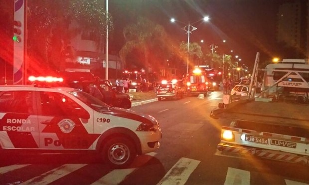 Acidente aconteceu durante a madrugada, na principal avenida de Rio Preto (Foto: Vinícius Augusto Del Rio / Aplicativo TEM Você)