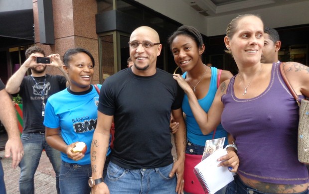 Roberto Carlos fotografa com fãs em frente ao hotel em Porto Alegre (Foto: Jessica Mello/Globoesporte.com)