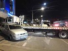 Caminhão invade contramão depois de carro furar sinal em Uberlândia