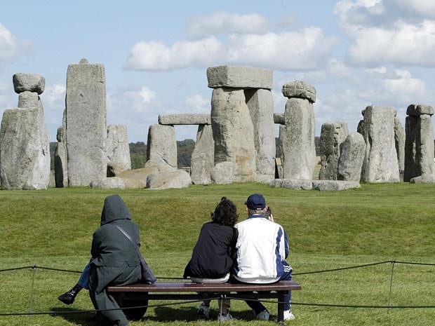 Turistas observam o monumento Stonehenge em Salisbury Plain, na Inglaterra (Foto: AP Photo / Dave Caulkin - arquivo)