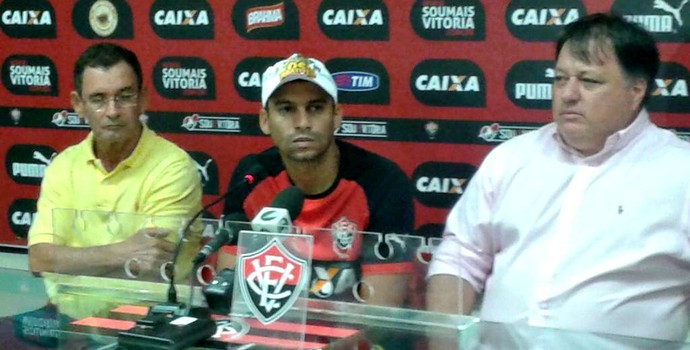 Neto Baiano é apresentado como reforço do Vitória para 2015 (Foto: Divulgação/E.C. Vitória)