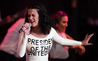 Katy Perry se apresenta durante um comício do presidente Barack Obama  (Foto: Agência/AFP)