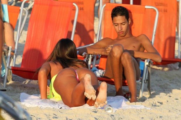 Nicole Bahls na praia (Foto: Henrique Oliveira/ Photo Rio News)