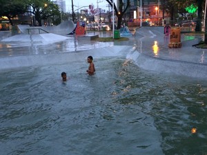 Moradores 'nadaram' na piscina que virou uma pista de skate em Santos (Foto: Cristiane Amaral/TV Tribuna)