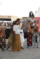 Negros protestam minutos antes da abertura oficial do Fashion Rio