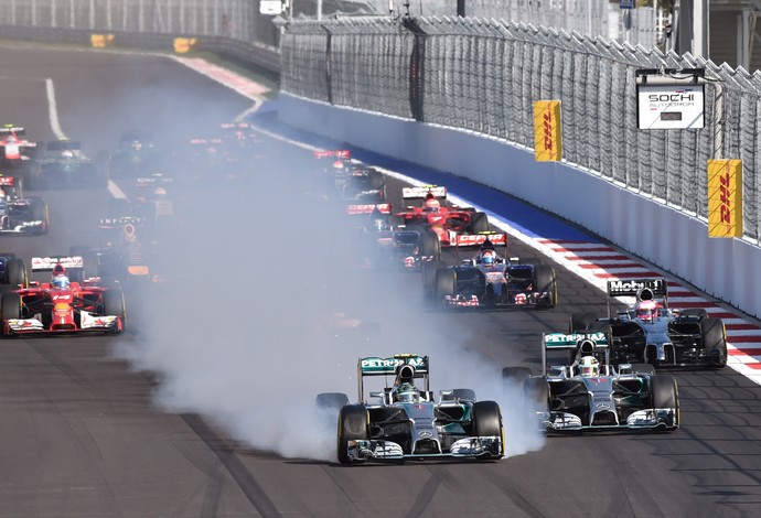 Nico Rosberg retardou freada e acabou fritando pneus ao tentar passar Lewis Hamilton no GP da Rússia (Foto: AFP)