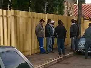 Funcionários são impedidos de entrar em empresa alvo da PF (Foto: João Carlos/ TV Morena)
