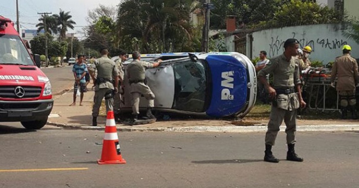 G1 Carro da PM capota e para na calçada após se envolver em acidente