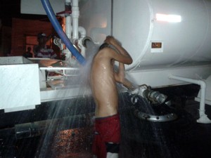 Morador "toma banho" com água de caminhão-pipa que foi atacado durate protesto (Foto: TEM Você)